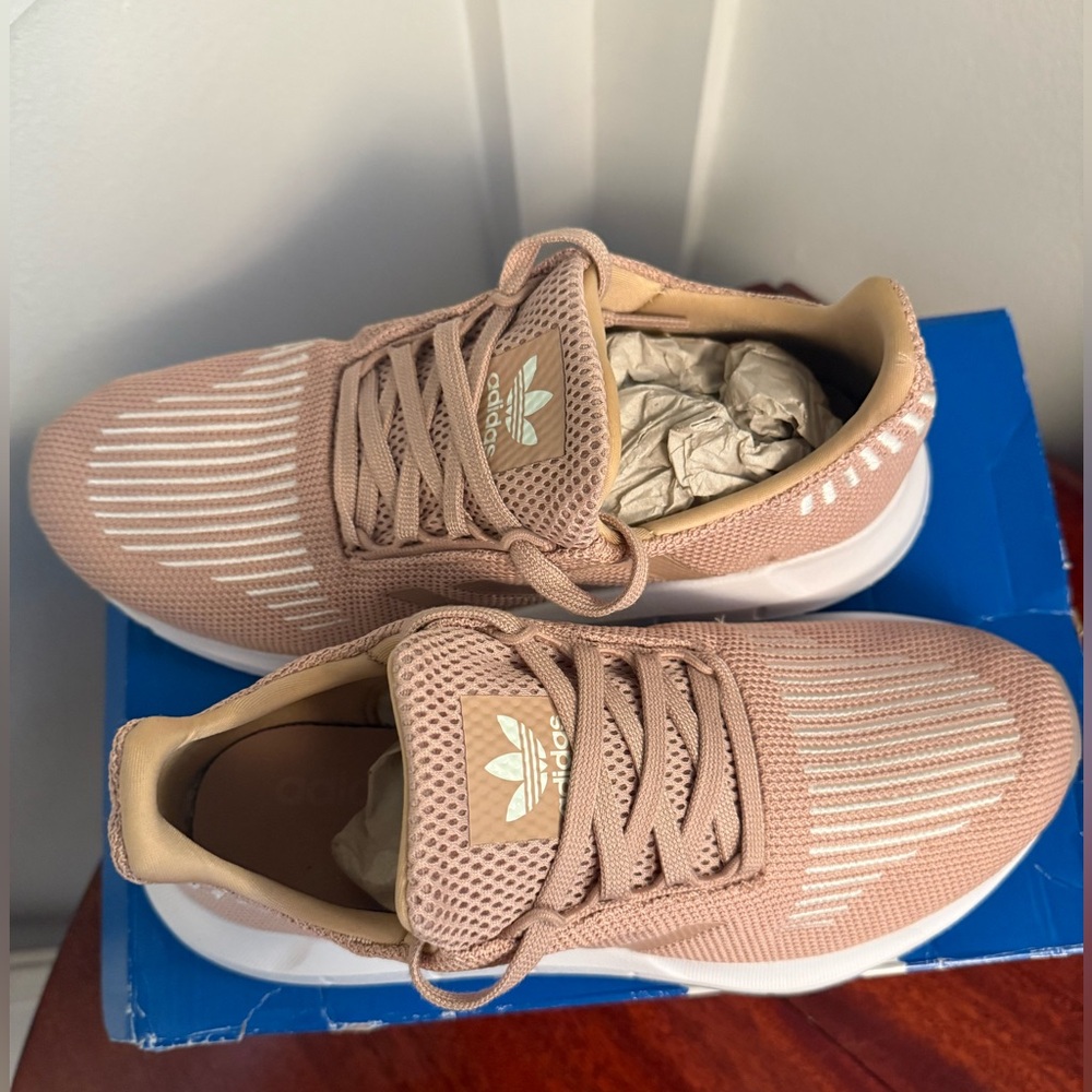 New! adidas Originals Women’s Swift Running Shoe Ash Pearl/Off White - Picture 3 of 7